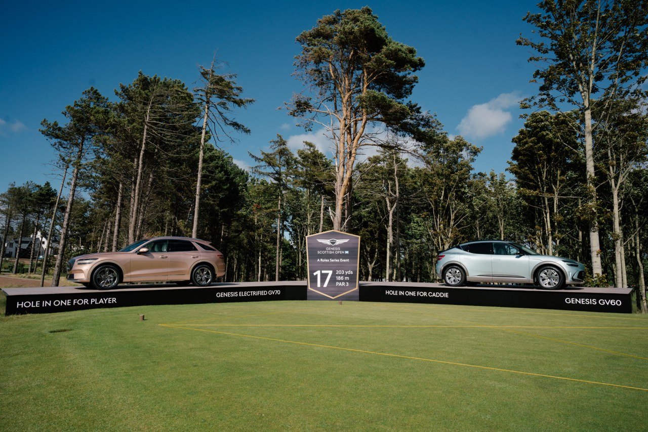 ‘2022 제네시스 스코티시 오픈(2022 Genesis Scottish Open)’ 17번 홀 첫 번째 홀인원 선수 및 캐디에게 부상으로 수여되는 GV70 전동화 모델과 GV60. [제네시스 제공]