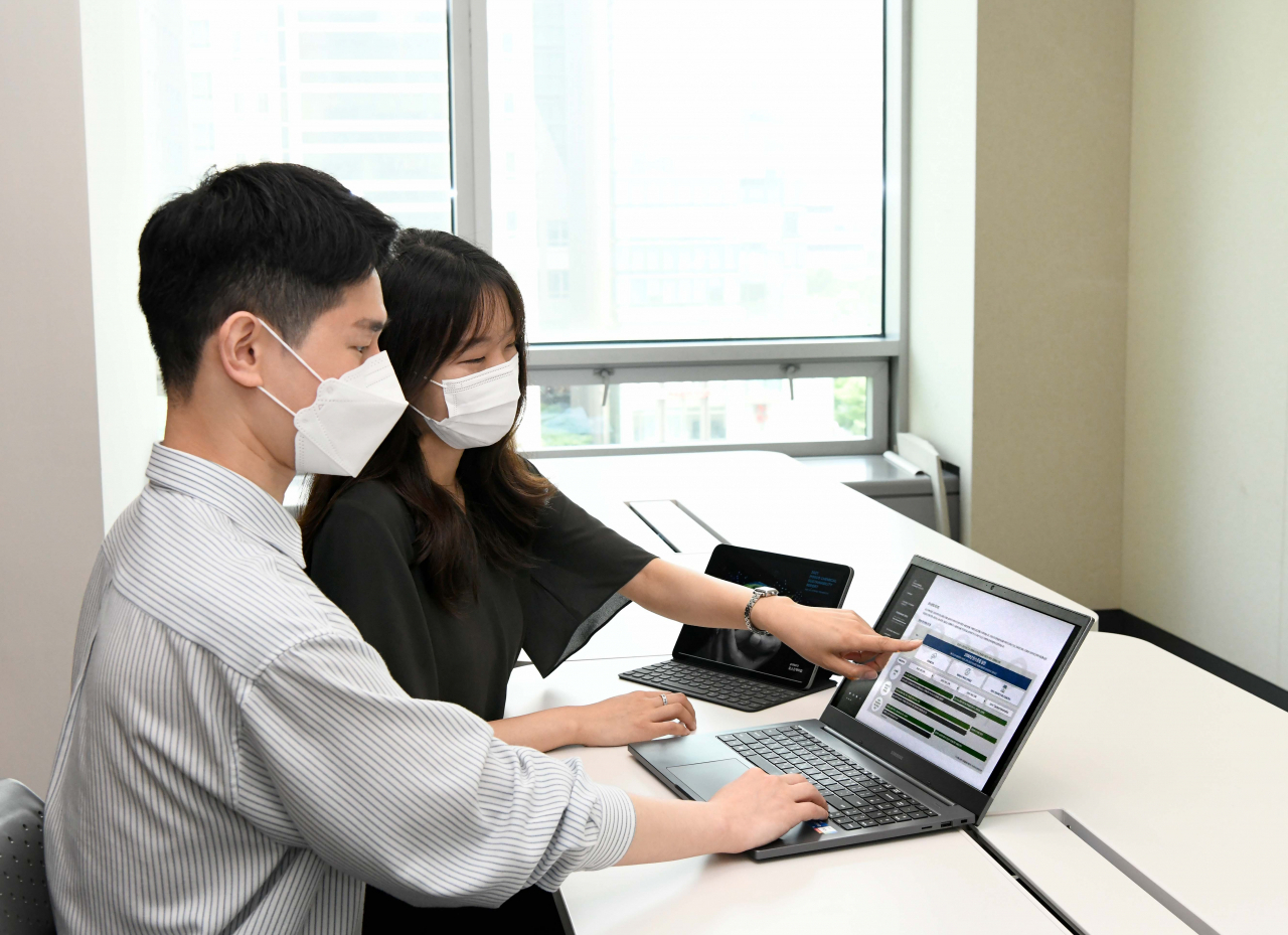 포스코케미칼 직원들이 2021 기업시민보고서를 확인하고 있다. [포스코케미칼 제공]