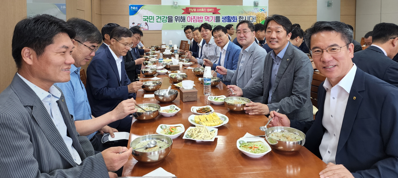 아침밥 먹기캠페인을 벌이고 있는 박서홍본부장(오른쪽 첫번째)