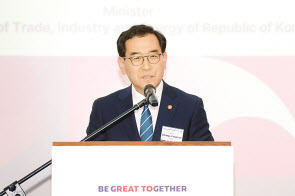 30일(현지시간) 폴란드 바르샤바 쉐라톤호텔 그랜드볼룸에서 열린 ‘한국 원전과 첨단산업인의 밤’에서 축사하고 있는 이창양 장관. [연합]