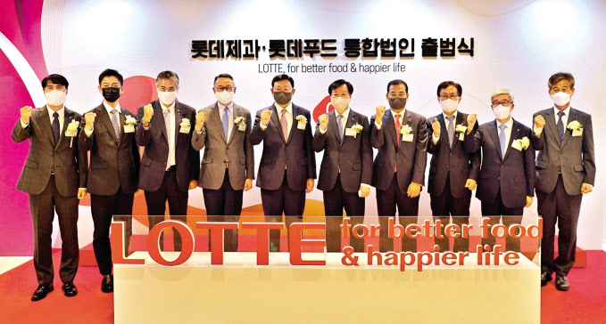 지난 5일 오후 롯데호텔 월드에서 롯데제과와 롯데푸드 통합법인 출범식이 열렸다. 이진성 롯데제과 사업대표, 안세진 롯데그룹 호텔군HQ장, 다마츠카 겐이치 롯데홀딩스 대표이사, 이동우 롯데지주 부회장, 신동빈 롯데그룹 회장, 이영구 롯데제과 대표이사, 김상현 롯데그룹 유통군HQ장, 김교현 롯데그룹 화학군HQ장, 송용덕 롯데지주 부회장, 이인복 롯데 컴플라이언스위원장(왼쪽부터). [롯데제과 제공]