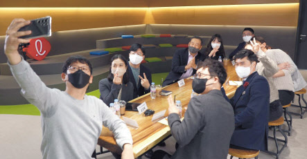 김상현 롯데 유통군HQ 총괄대표 부회장이 직원들과 소통을 나누는 모습. [롯데유통군HQ 제공]