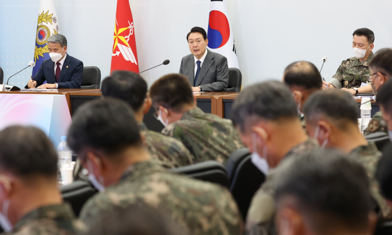 윤석열 대통령이 6일 오전 충남 계룡대에서 열린 전군 주요지휘관회의에서 발언하고 있다. [연합]
