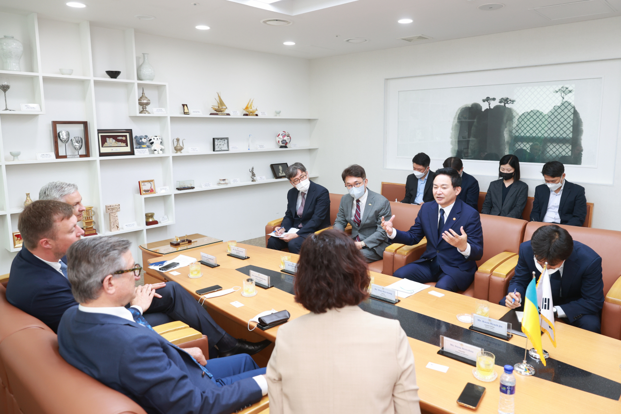 원희룡 국토부 장관은 6일 서울 중구 정동 국토발전전시관에서 방한 중인 우크라이나의 세르기 타루타, 안드리 니콜라이옌코 의원과 주한 우크라이나 대사를 만나 러시아·우크라이나 전쟁 이후 우크라이나 재건사업 협력 방안에 대해 협의했다. [국토교통부 제공]