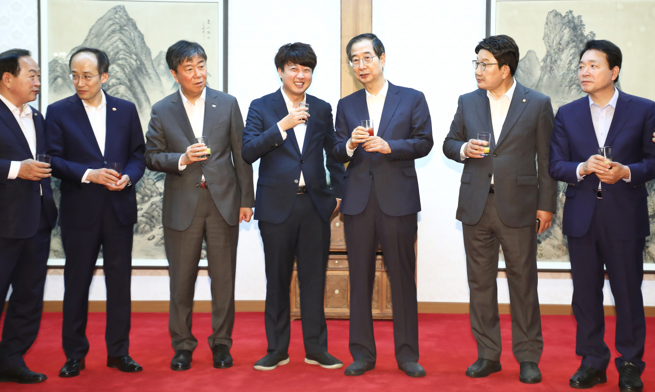 6일 오전 서울 종로구 국무총리 서울공관에서 열린 제1차 고위 당정협의회에서 추경호경제부총리겸 기획재정부장관 이준석 국민의힘대표, 한덕수국무총리,권성동국민의힘 원내대표,김대기 대통령실 비서실장 등이 기념촬영을 하고 있다. [이상섭 기자]