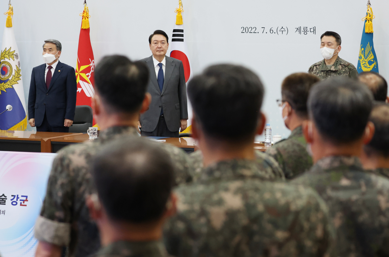 윤석열 대통령이 6일 오전 충남 계룡대에서 열린 전군 주요지휘관회의에 입장, 참석한 지휘관을 바라보고 있다. [연합]