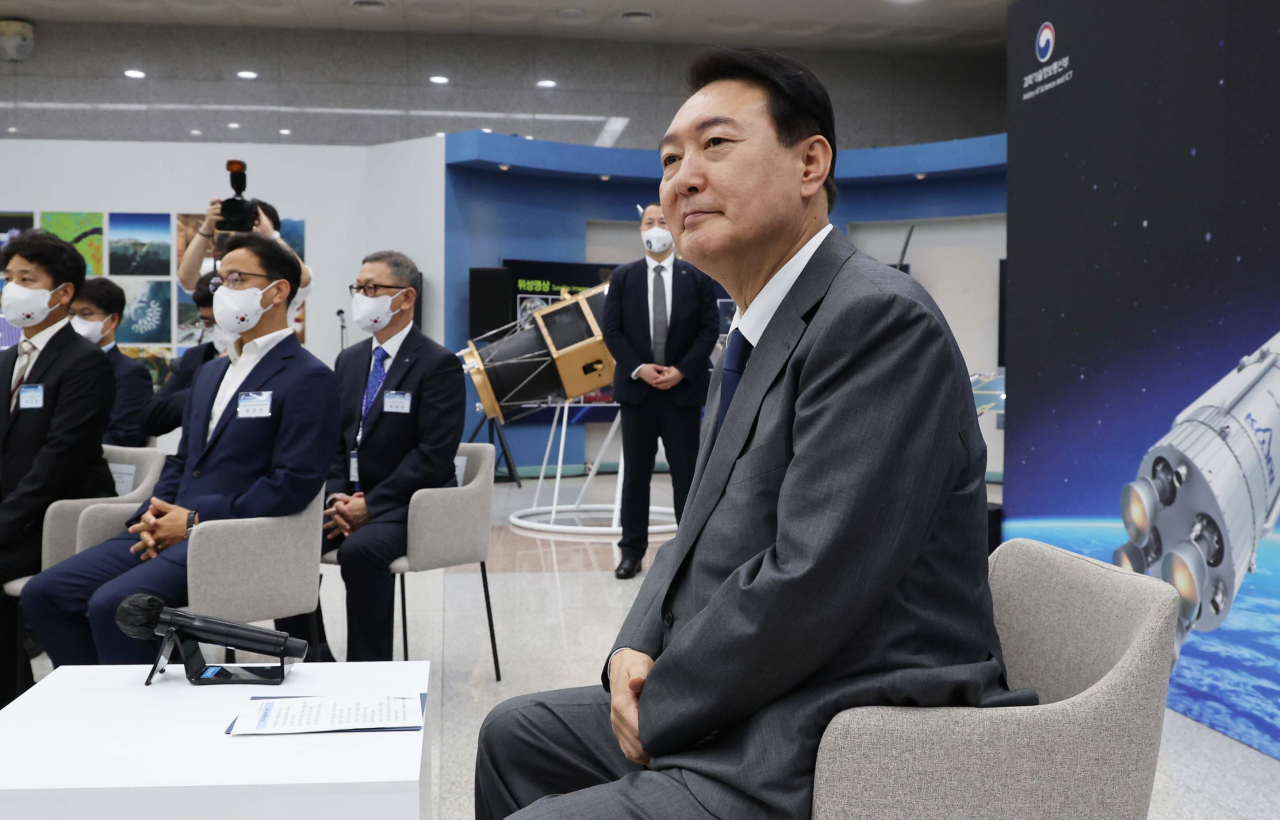 윤석열 대통령이 6일 오후 대전시 유성구 한국항공우주연구원에서 열린 우주경제 비전 선포식에서 동영상을 시청하고 있다. [연합]