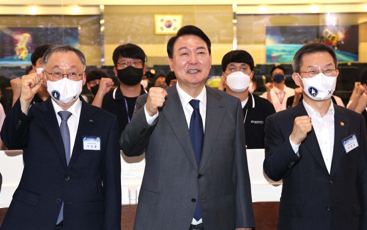 윤석열 대통령이 6일 오후 대전시 유성구 한국항공우주연구원에서 열린 우주경제 비전 선포식에서 참석한 뒤 위성운영동 종합관제실을 방문해 직원들과 파이팅을 외치고 있다. [연합]