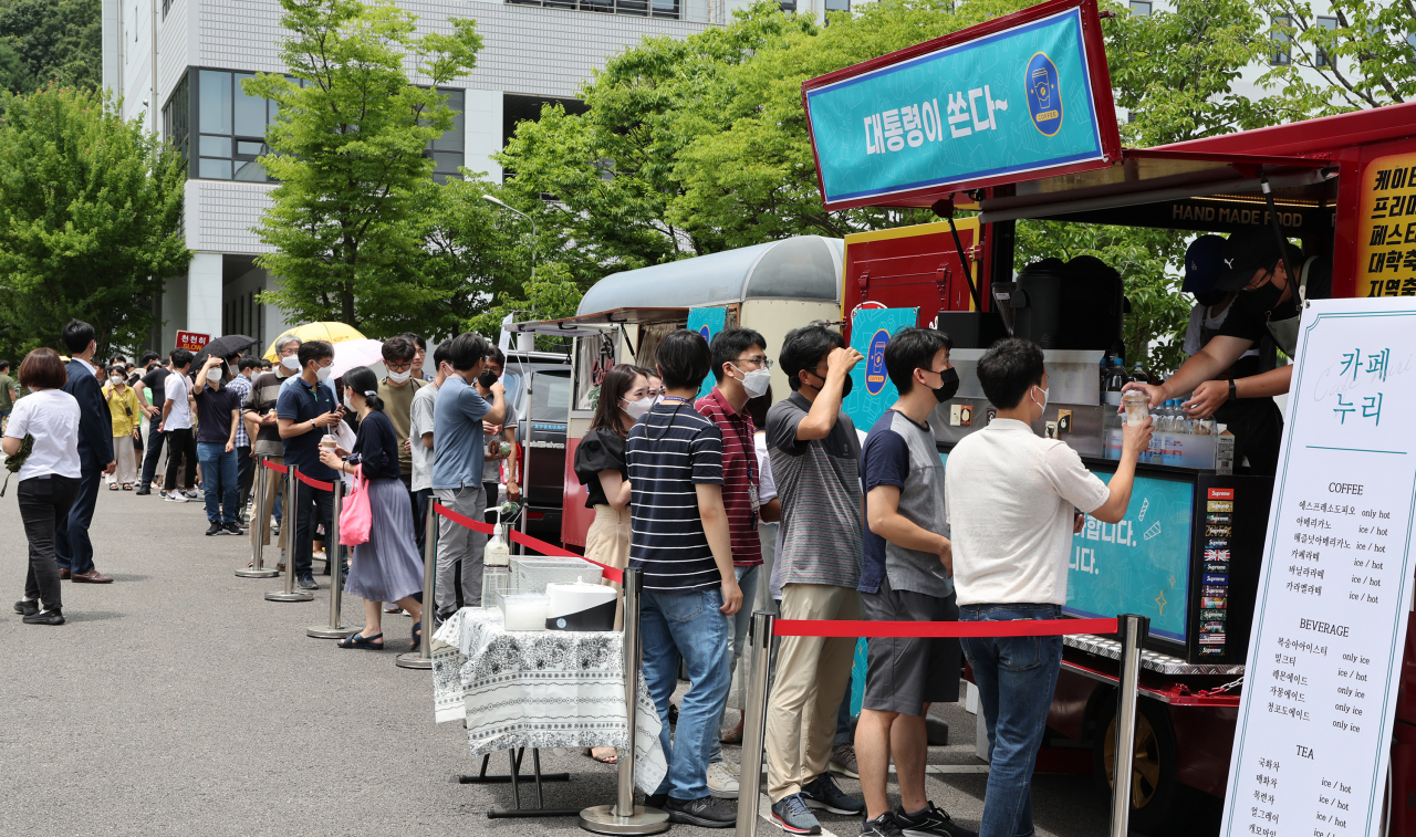 6일 오후 대전시 유성구 한국항공우주연구원에 윤석열 대통령이 누리호 발사성공을 축하하기 위해 보낸 커피차가 등장해 눈길을 끌고 있다. 윤 대통령은 이날 항우연에서 열린 우주경제 비전 선포식에 참석했다. [연합]