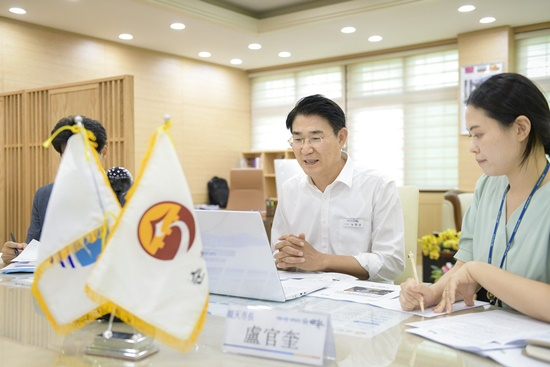 노관규 순천시장이 6일 집무실에서 이즈미시 시장과 온라인 간담회를 갖고 있다.