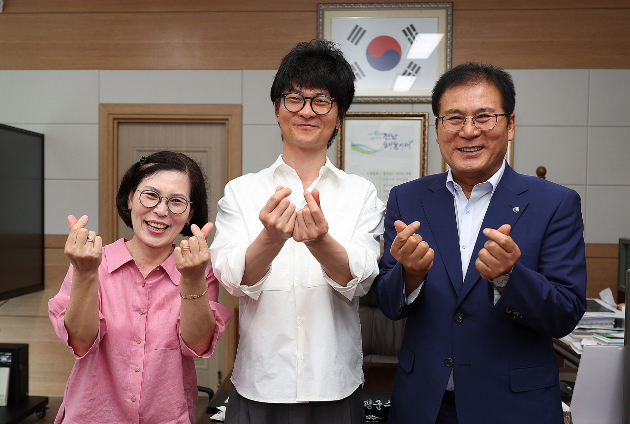 김명주 작가를 걱려하고 있는 이상익군수(오른쪽 첫번째)