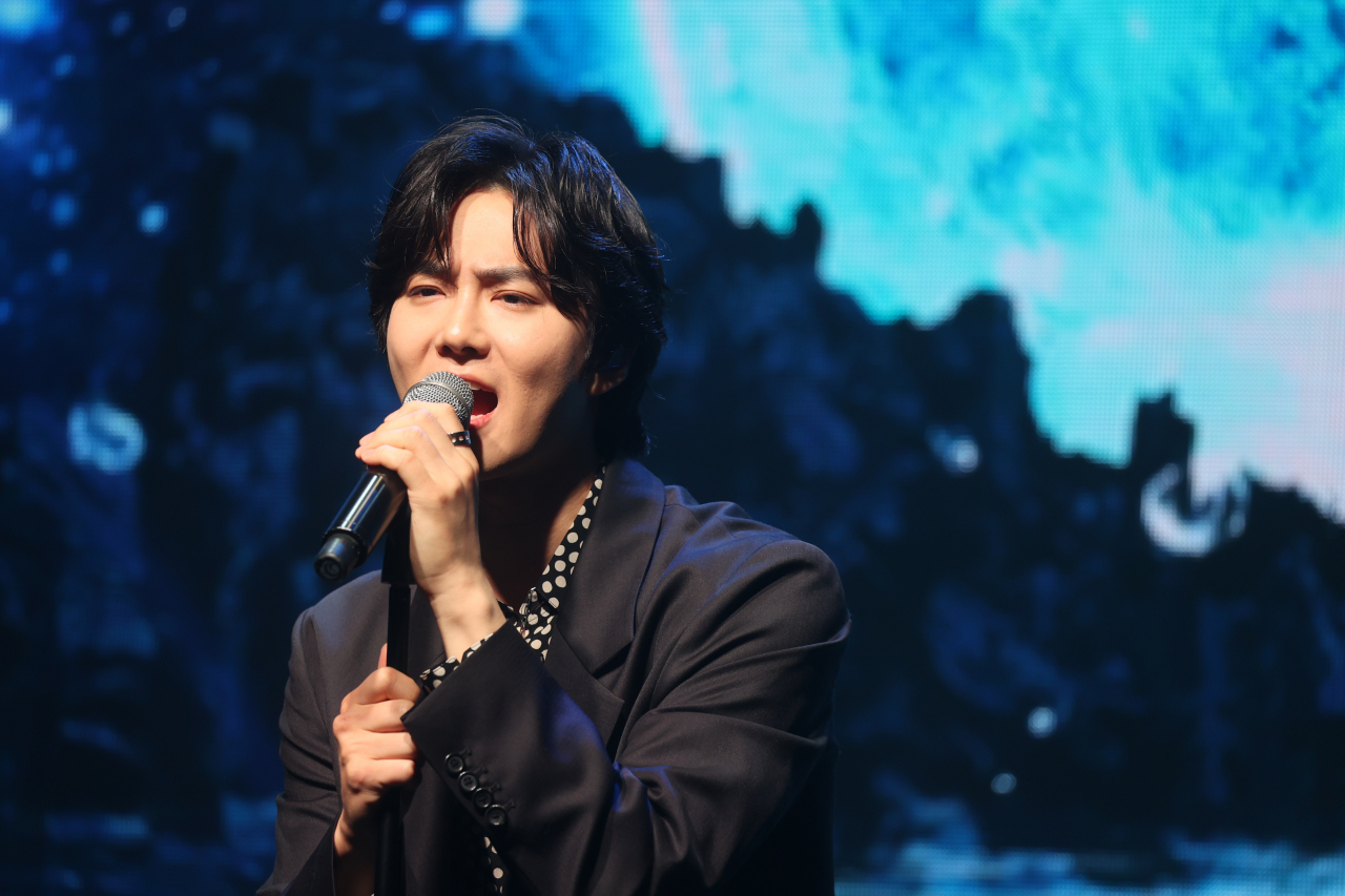 그룹 엑소의 수호가 송골매의 전국 투어 콘서트 '열망(熱望)' 개최를 앞두고 송골매의 명곡 '모두 다 사랑하리'를 리메이크 했다. [연합]
