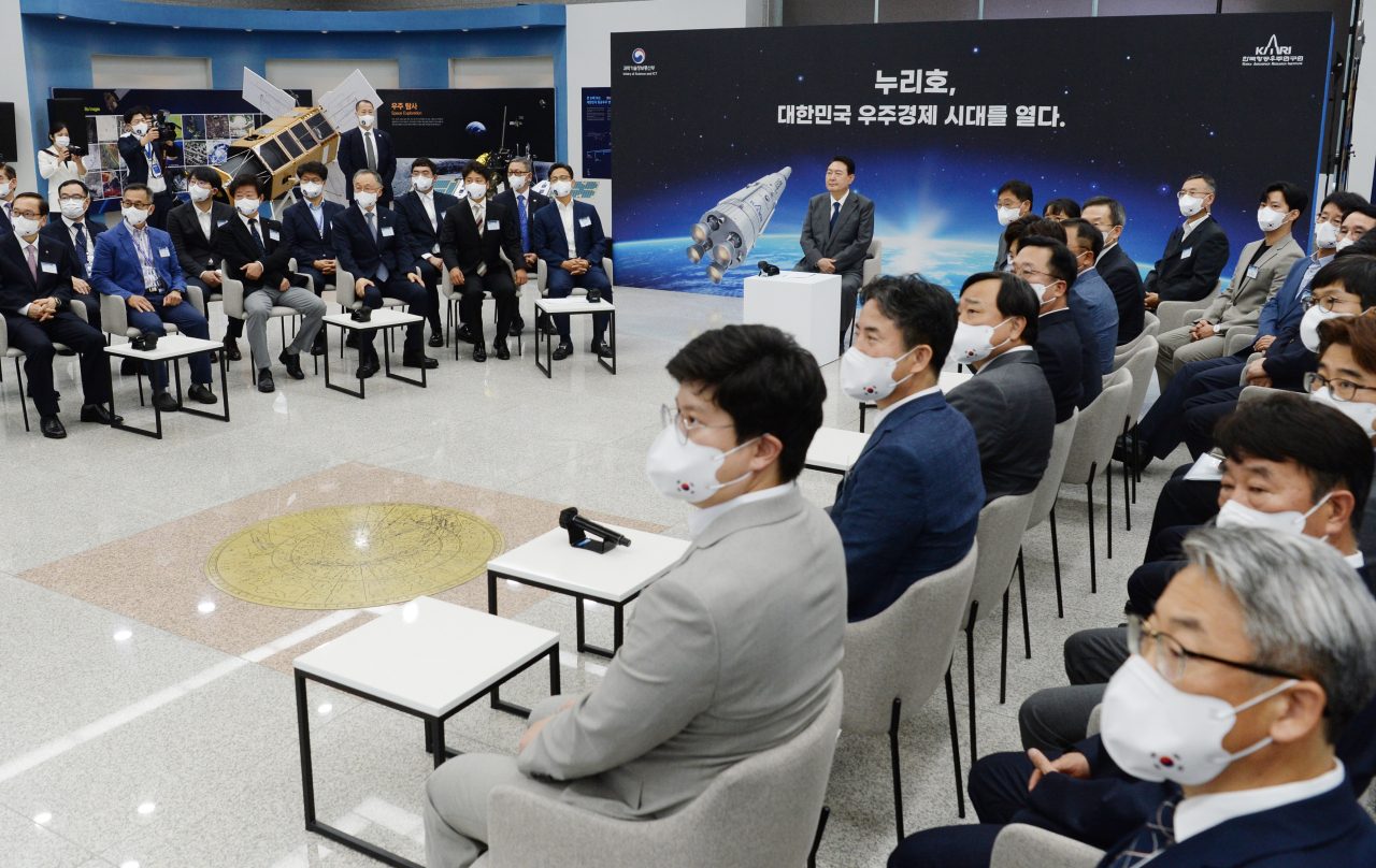 윤석열 대통령이 6일 대전 한국항공우주연구원에서 열린 우주경제 비전 선포식에서 누리호 연구진 및 산업체 관계자들과 간담회를 갖고 있다.[연구개발특구공동기자단]