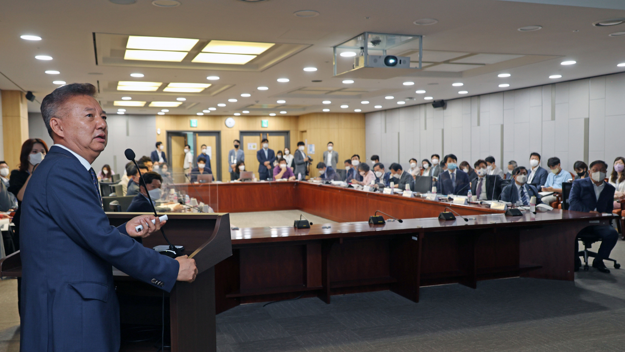 6일 오전 국회 의원회관에서 열린 더불어민주당 경제위기대응특별위원회 주최 '퍼펙트스톰 위기, 어떻게 대응할 것인가?' 세미나에서 홍성국 의원이 주제발표를 하고 있다. [연합]