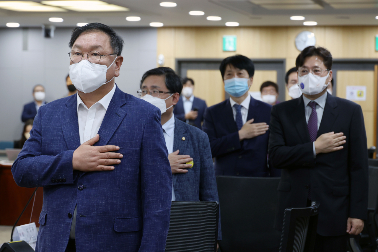 6일 오전 국회 의원회관에서 열린 더불어민주당 경제위기대응특별위원회 주최 '퍼펙트스톰 위기, 어떻게 대응할 것인가?' 세미나에서 김태년 위원장 등 참석자들이 국기에 경례하고 있다. [연합]