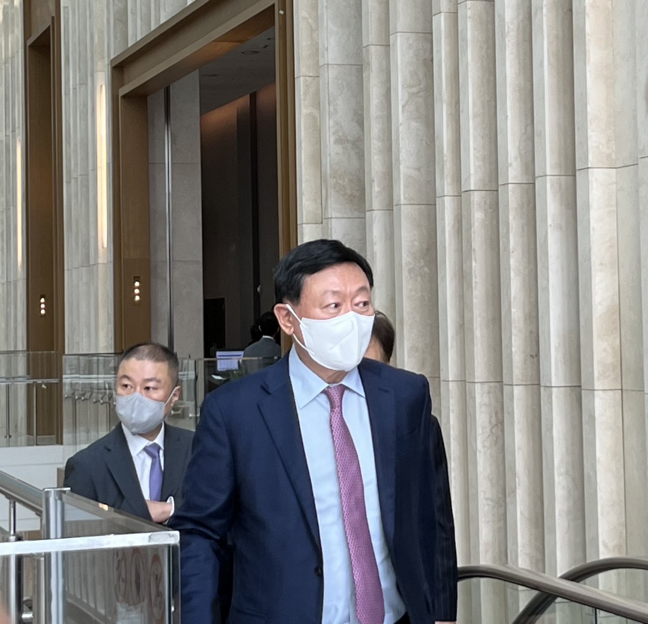 신동빈(오른쪽) 롯데그룹 회장과 구자은 LS그룹 회장이 6일 이웅열 코오롱 명예회장의 장남 이규호 코오롱글로벌 자동차부문 부사장의 결혼식장에 들어가고 있다. [주소현 기자]