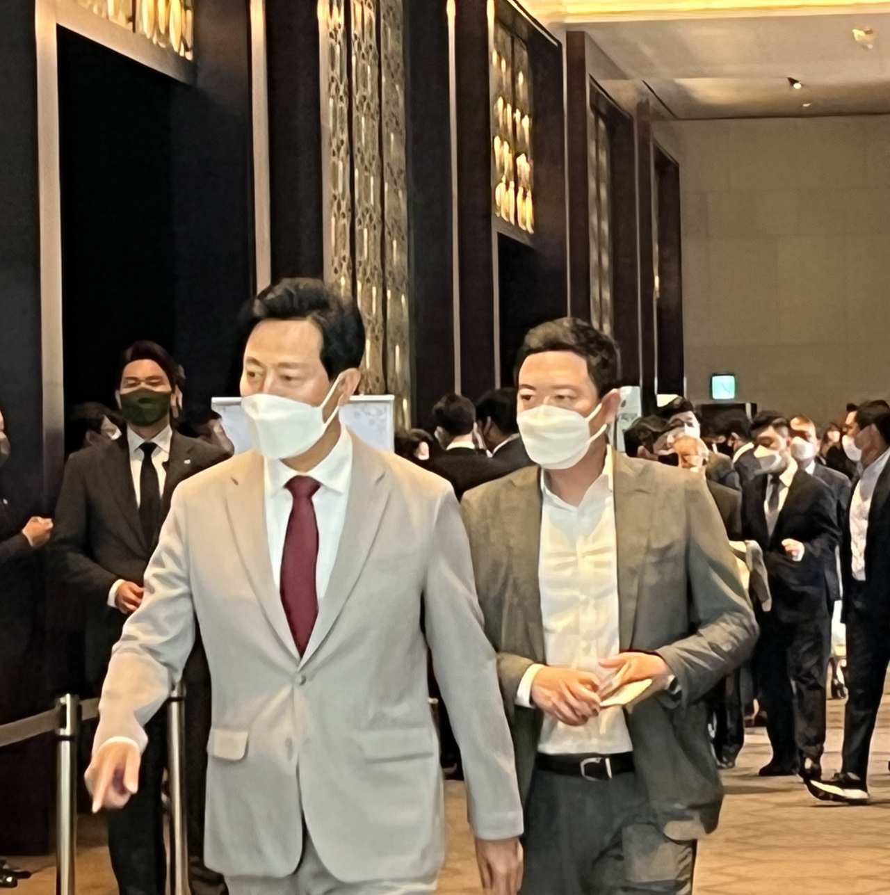 오세훈 서울시장이 6일 서울 강남구의 한 호텔에서 열린 이웅열 코오롱 명예회장의 장남 이규호 코오롱글로벌 자동차부문 부사장의 결혼식에 참석하고 있다. [주소현 기자]