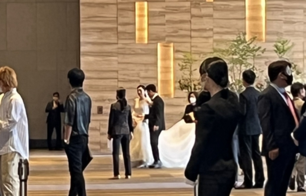 이웅열 코오롱 명예회장의 장남 이규호 코오롱글로벌 자동차부문 부사장과 디자이너 우영미 씨의 차녀 정유진 씨가 6일 서울 강남구의 한 호텔에서 결혼했다. [주소현 기자]