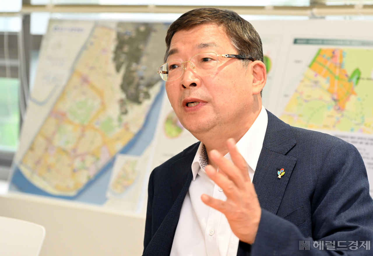 김경호 서울 광진구청장이 7일 헤럴드경제와 인터뷰에서 “구청에 재개발·재건축 공공지원개발전담팀을 만들어 중곡·군자·아차산 등을 중심으로 역세권 고밀 개발에 나서겠다”고 말하고 있다. 임세준 기자