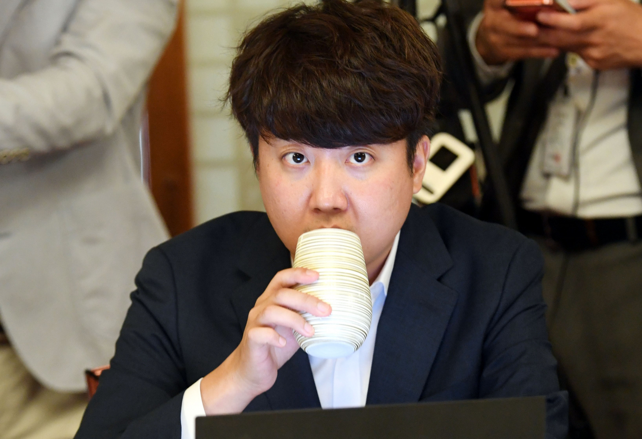 이준석 국민의힘 대표가 6일 서울 종로구 삼청동 총리공관에서 열린 윤석열 정부 첫 고위당정협의회에서 물을 마시고 있다. [국회사진기자단]