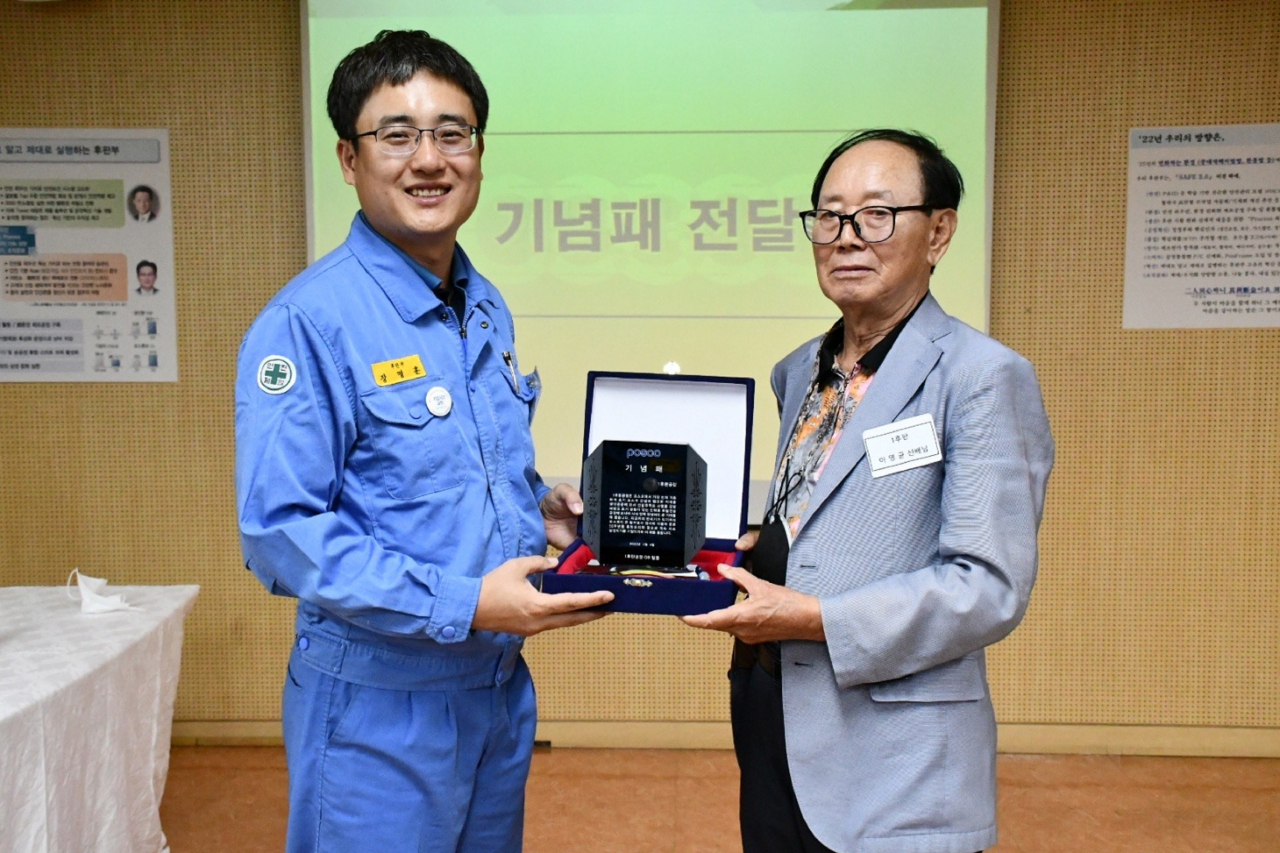 지난 4일 열린 포항제철소 1후판공장 50주년 행사에서 퇴직한 이영균 씨(오른쪽)가 1후판공장 장명훈 공장장에게 기념패를 전달하고 있다. [포스코 제공]