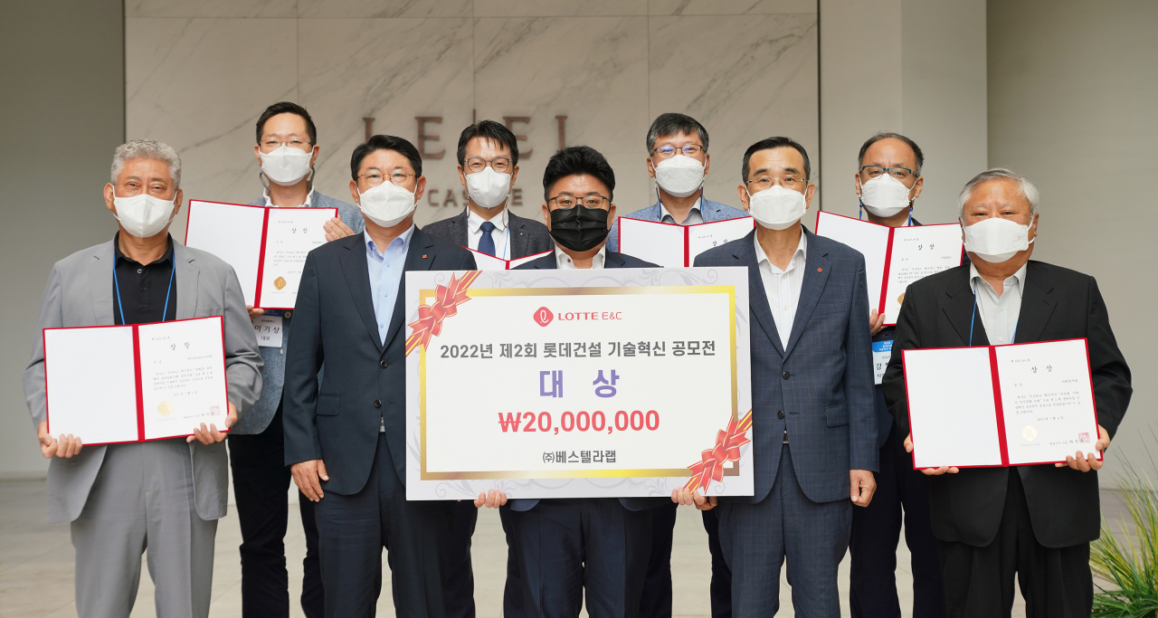 제2회 롯데건설 기술혁신 공모전 시상식에서 대상을 수상한 ㈜베스텔라랩 정상수 대표(첫 번째 줄 가운데)를 비롯한 수상자들과 김금용 기술연구원장(첫 번째 줄 오른쪽에서 두 번째), 박은병 외주구매본부장(첫 번째 줄 왼쪽에서 두 번째)이 기념사진을 촬영했다.