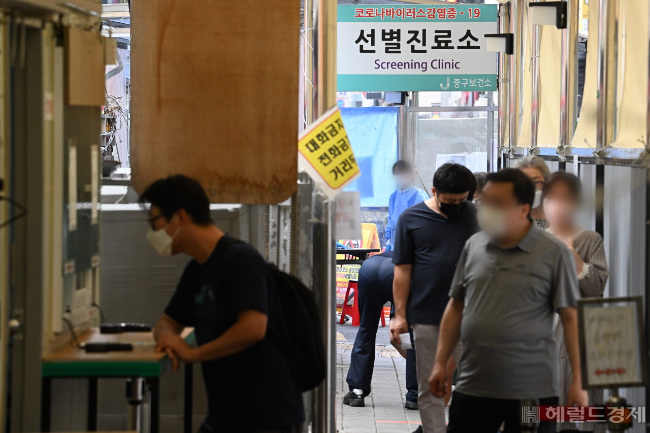중앙방역대책본부에 따르면 6일 0시 기준 신규 코로나19 확진자가 1만 9371명으로 집계돼 코로나19 유행이 다시 증가세를 보이는 가운데 6일 서울 중구 중구보건소 내 선별진료소에서 시민들이 검사받기 위해 대기하고 있다. 임세준 기자