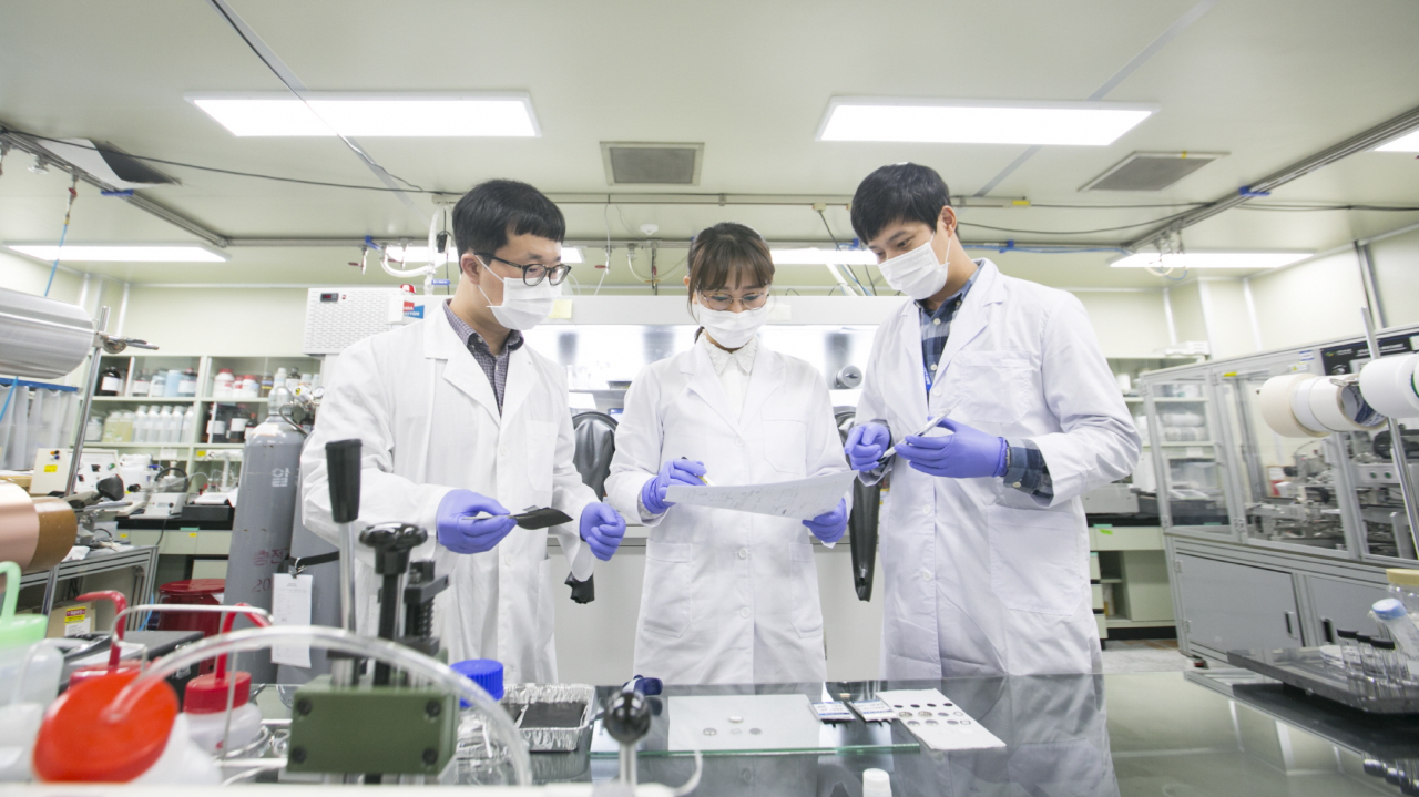한국전기연구원 연구진이 이차전지 관련 연구를 수행하고 있다.[한국전기연구원 제공]