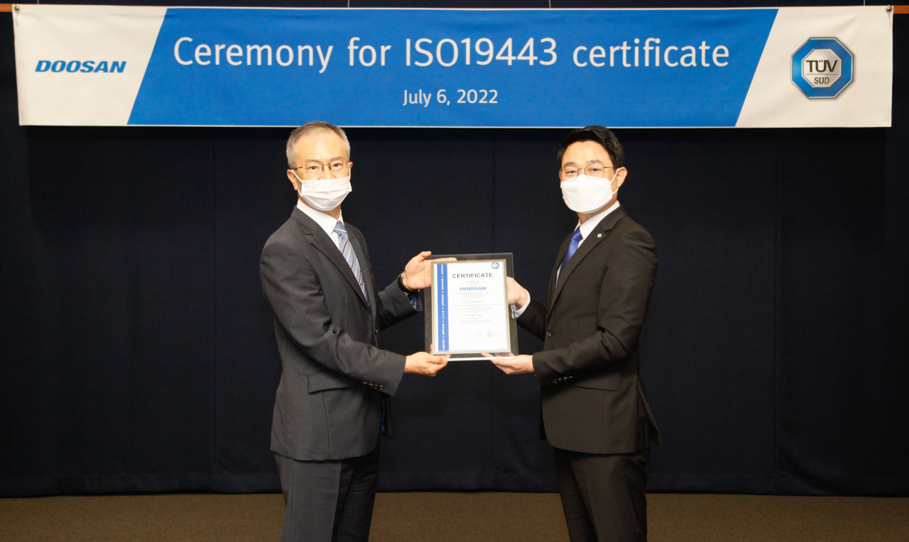 경기 성남시 분당두산타워에서 열린 ISO 19443 인증서 수여식에서 강홍규(왼쪽) 두산에너빌리티 원자력BG 상무와 서정욱 TUV SUD Korea 대표이사가 기념촬영을 하고 있다. [두산에너빌리티 제공]
