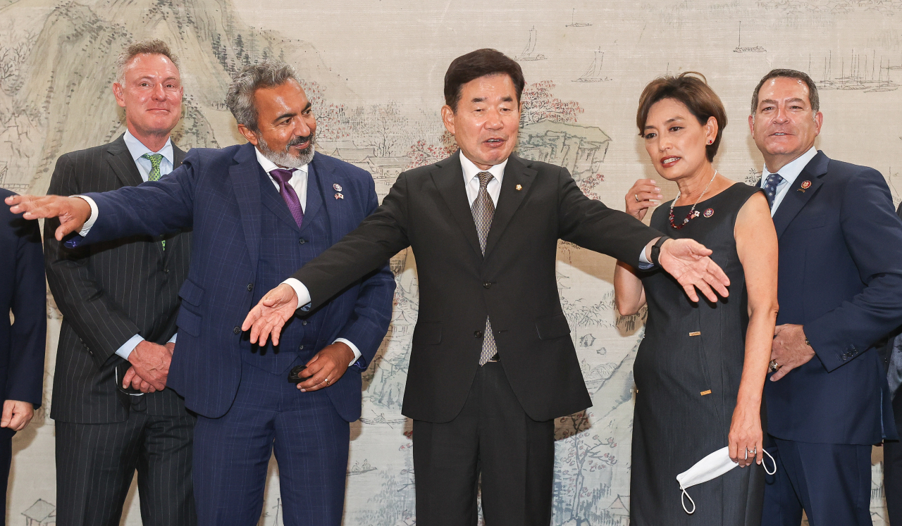 National Assembly Speaker Kim Jin-pyo (C) and US lawmakers pose for a photo at the National Assembly complex in western Seoul on Wednesday. (Yonhap)