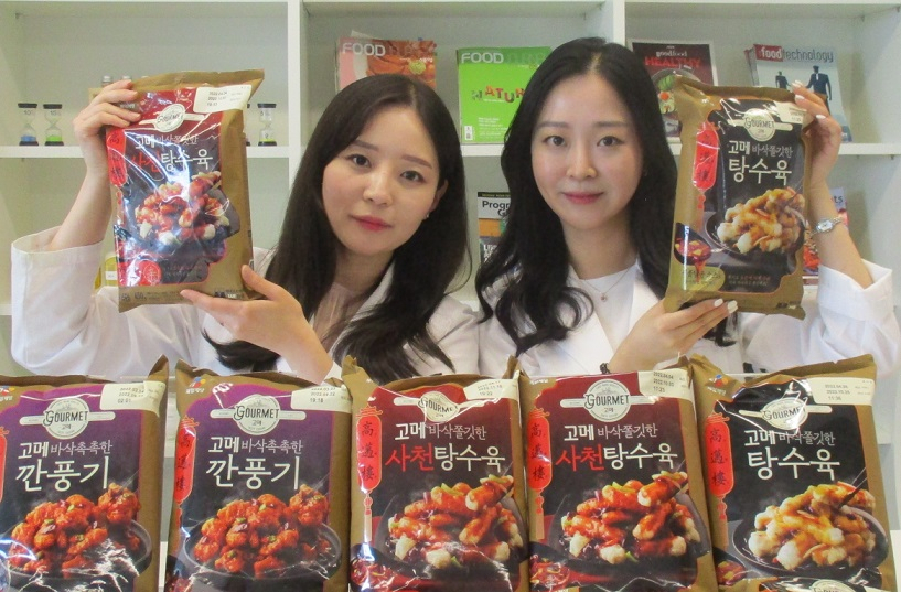 CJ제일제당 고메 탕수육과 깐풍기 시리즈를 개발한 박은아(33), 박혜린(31) CJ제일제당 냉동 HMR 카테고리 연구원 [CJ제일제당 제공]