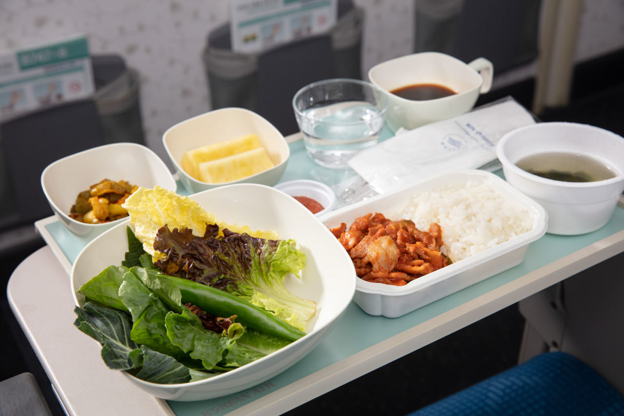 장거리 비행? 기내식 안 먹는 게 낫다” 24년차 승무원의 꿀팁 - 헤럴드경제