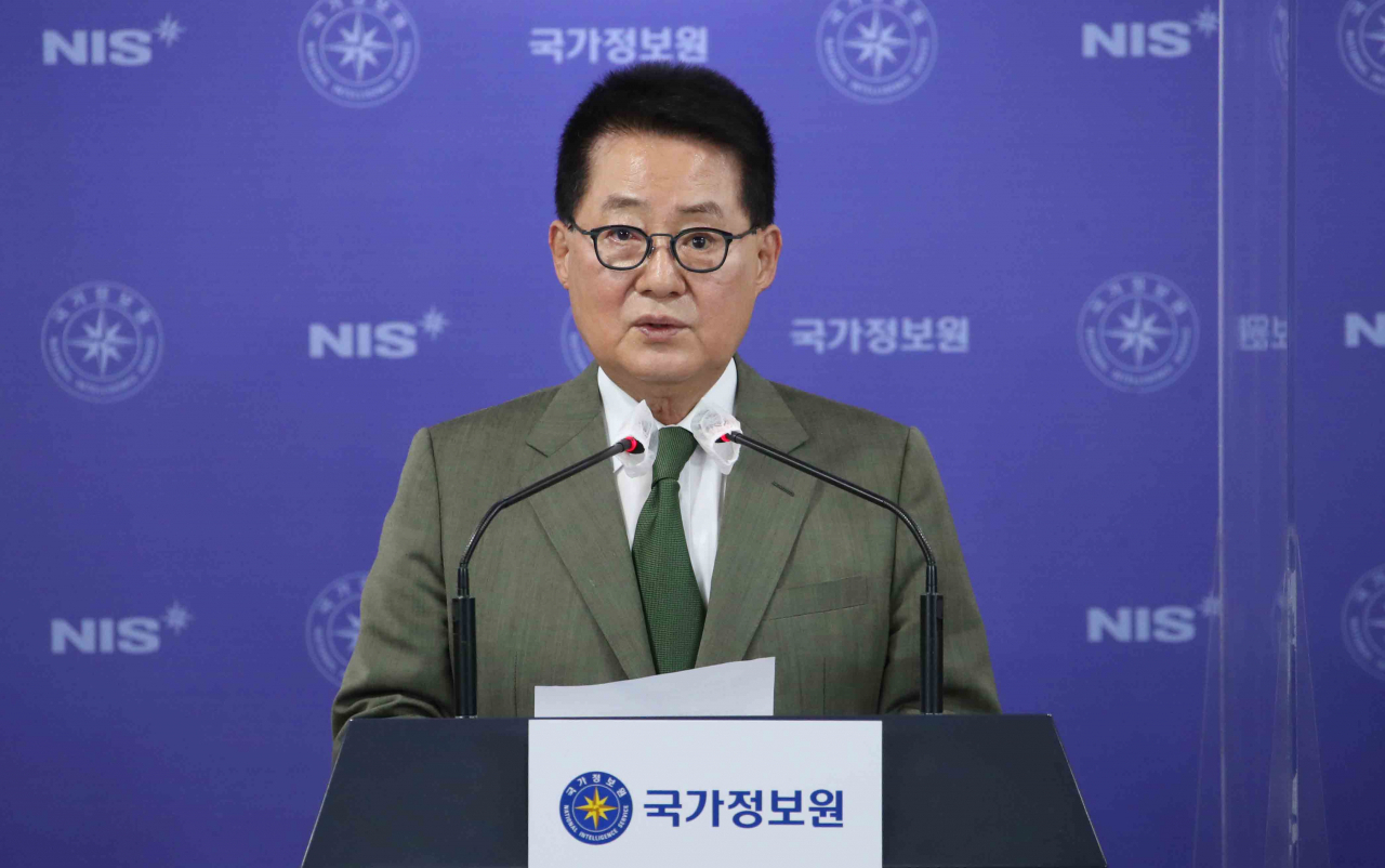 국정원으로부터 서해 공무원 피격사건과 관련해 첩보 보고서 무단삭제 혐의 등으로 고발 당한 박지원 전 원장은 7일 사실이 아니라며 윤석열 정부가 국정원을 과거로 회귀시키려 한다고 반박했다. 자료사진. [연합]