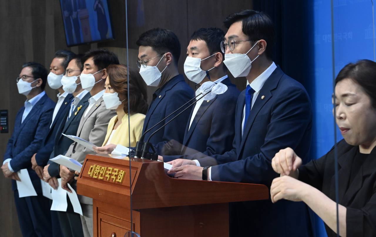더불어민주당 친이재명계 의원들이 지난 5일 오전 국회 소통관에서 전대 룰과 관련한 기자회견을 하고 있다. 왼쪽부터 정성호·정청래·박주민·김병욱·양이원영·김남국·김용민·장경태 의원. [연합]