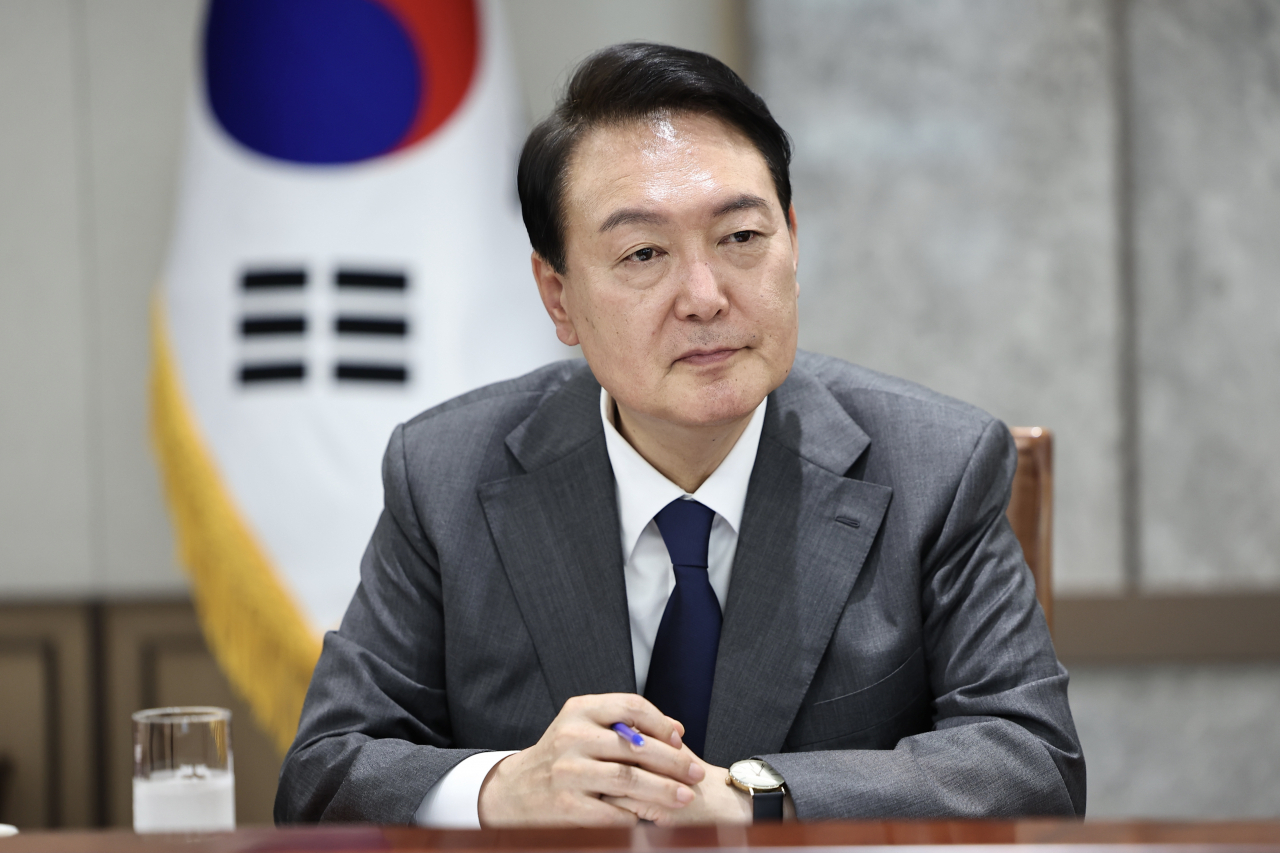 윤석열 대통령이 6일 오후 서울 용산 대통령실 청사에서 한-중남미 미래협력포럼 참석차 방한한 중남미 10개국 장·차관급 고위 인사 들을 단체 접견하고 있다. [연합]