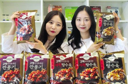 CJ제일제당 고메 탕수육과 깐풍기 시리즈를 개발한 박은아·박혜린 CJ제일제당 냉동 HMR 카테고리 연구원들. [CJ제일제당 제공]