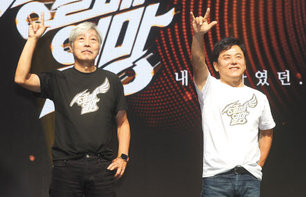 밴드 송골매의 배철수, 구창모가 6일 오후 서울 마포구 서교동 신한pLay 스퀘어에서 열린 송골매의 전국 투어 콘서트 ‘열망(熱望)’ 개최 기념 기자간담회에서 포즈를 취하고 있다. [연합]