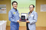 포항제철소 1후판공장 50주년 행사에서 퇴직한 이영균 씨(오른쪽)가 1후판공장 장명훈 공장장에게 기념패를 전달하고 있다.
