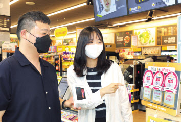 LGU+는 이마트24와 손잡고 이달 25일까지 ‘LG U+알뜰폰&이마트24 자급제 단말기 공동 프로모션’을 진행한다고 7일 밝혔다. 모델이 자급제 스마트폰과 원칩 유심을 소개하고 있다. [LGU+ 제공]