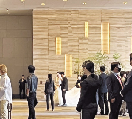 6일 서울 강남구의 한 호텔에서 열린 이웅열 코오롱 명예회장의 장남 이규호 코오롱글로벌 부사장의 결혼식 모습.