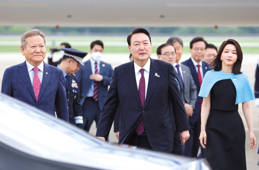 윤석열 대통령과 부인 김건희 여사의 북대서양조약기구(NATO·나토) 정상회의 참석에 동행한 민간인 신분의 ‘이원모 대통령실 인사비서관 배우자’ 신모 씨와 부속실 선임행정관으로 근무 중인 윤 대통령 친인척 최모 씨로 인해 비선 논란이 확산되고 있다. 윤 대통령 부부가 지난 1일 나토 정상회의 참석을 마치고 성남 서울공항에 도착해 영접인사들을 만난 뒤 차량으로 향하고 있다. [연합]