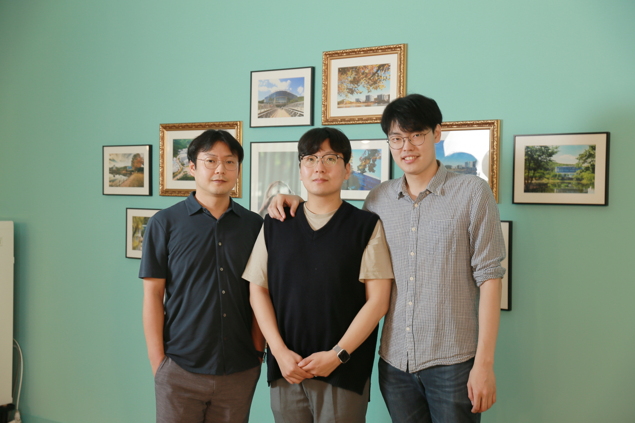 왼쪽부터 이창욱 교수, 김현우 연구원, 이서황 연구원.[UNIST 제공]