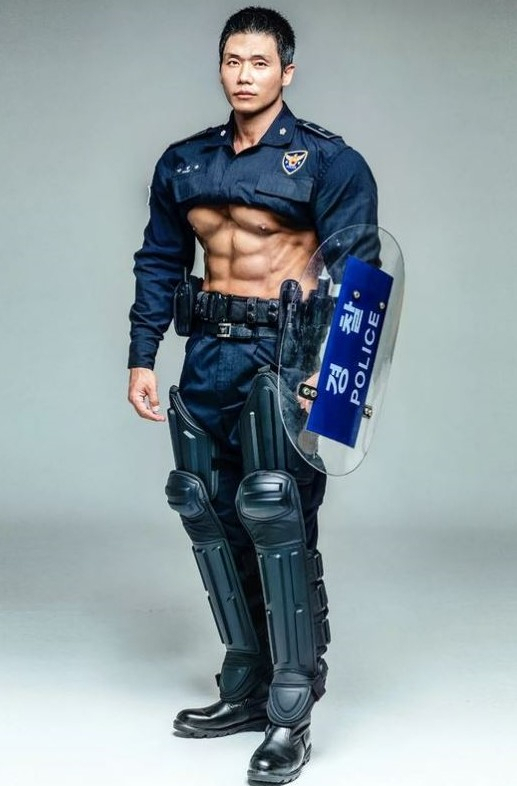 학대 피해 아동을 위해 ‘몸짱 경찰 달력’을 4년간 제작해 기부해왔던 박성용(42) 경위 [인스타그램]