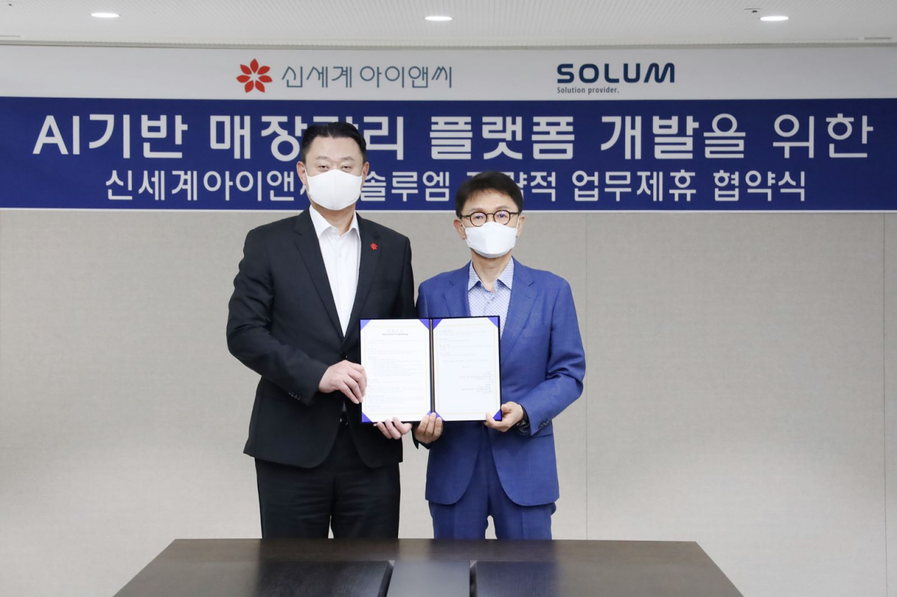 7일 서울 중구 신세계아이앤씨 본사에서 진행된 업무협약식에서 손정현 신세계아이앤씨 대표(왼쪽)와 전성호 솔루엠 대표(오른쪽)가 기념 사진을 촬영하고 있다.[신세계아이앤씨 제공]