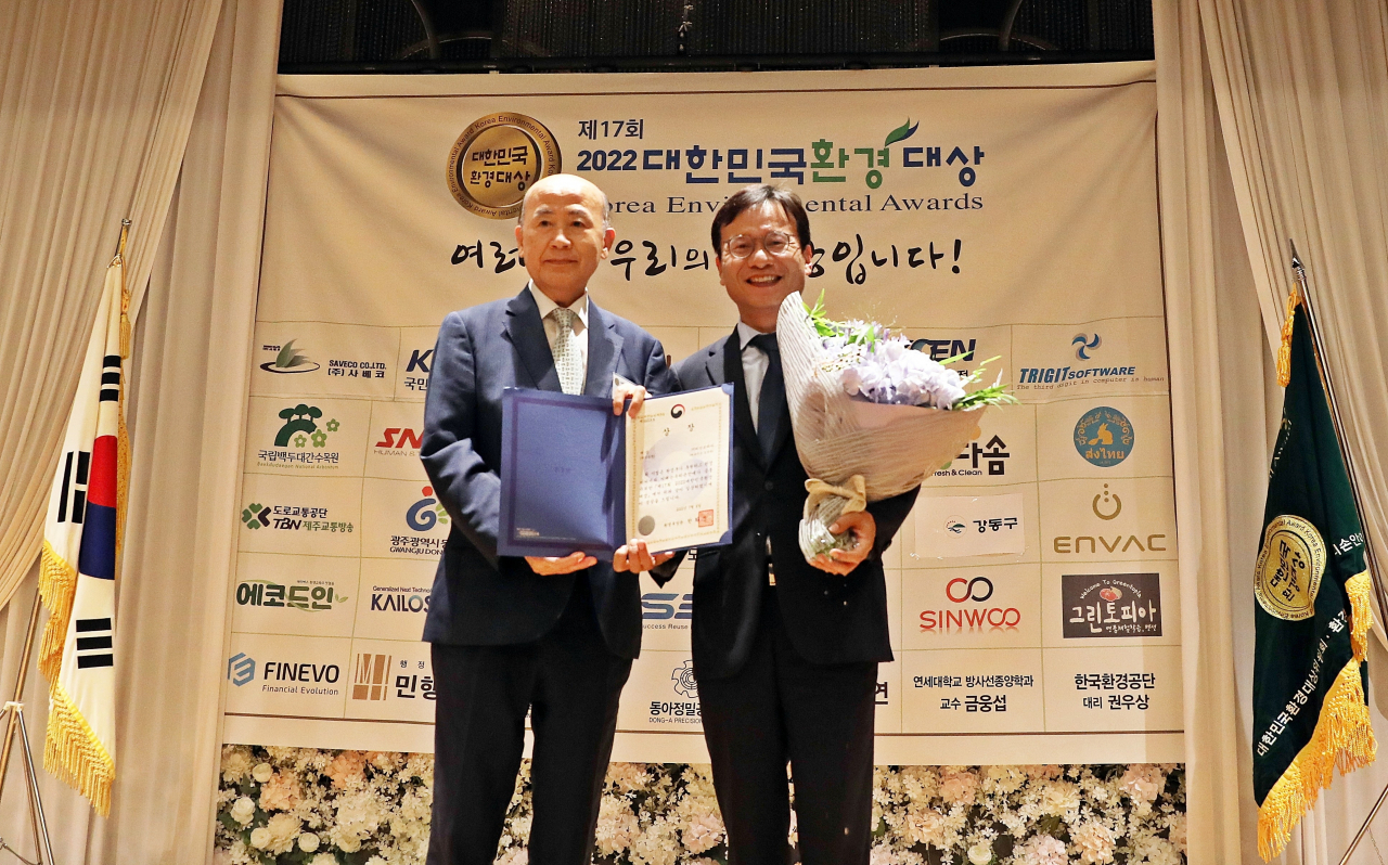 2022 대한민국 환경대상 시상식에서 환경부 장관상을 수상한 김경중(오른쪽) 리만코리아 대표.[리만코리아 제공]