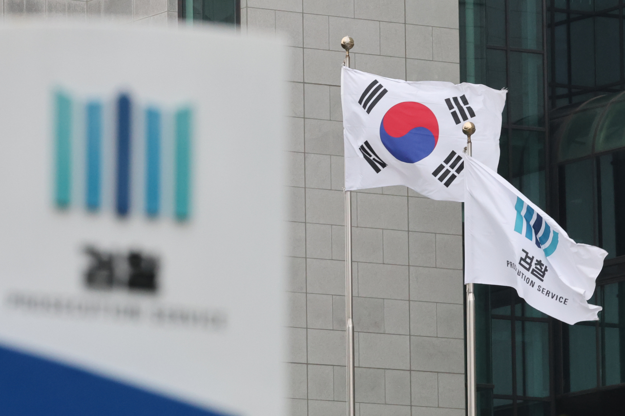 Flags flutter in the wind outside the Supreme Prosecutors’ Office in Seocho, southern Seoul. (Yonhap)