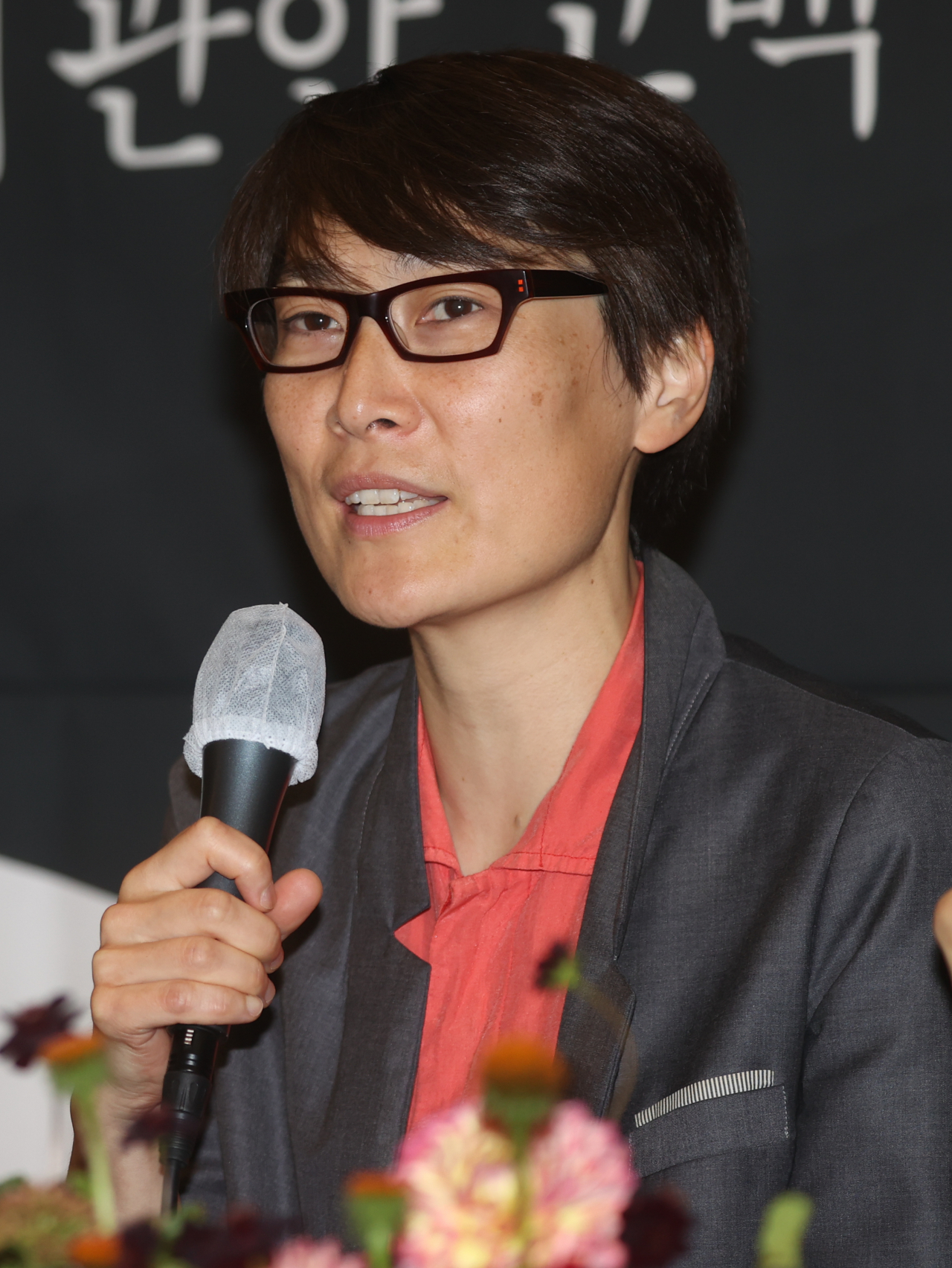 한국계 덴마크 시인 마야 리 랑그바드가 7일 오전 서울 마포구 서교동 디어라이프에서 열린 '그 여자는 화가 난다-국가 간 입양에 관한 고백' 출간 기념 기자간담회에서 취재진 질문에 답하고 있다. 연합뉴스