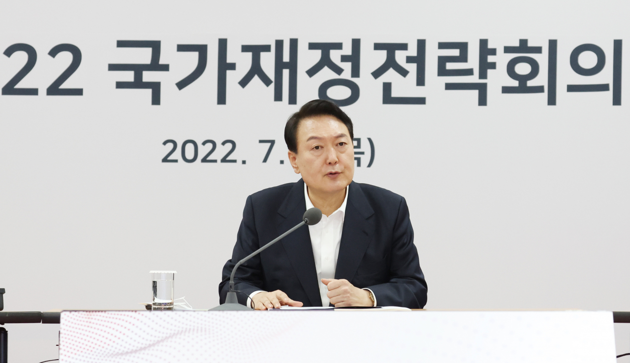 윤석열 대통령이 7일 오전 충북 청주시 충북대학교에서 새정부 5년간의 국가재정운용방향을 논의하는 2022 국가재정전략회의를 주재하고 있다. [연합]