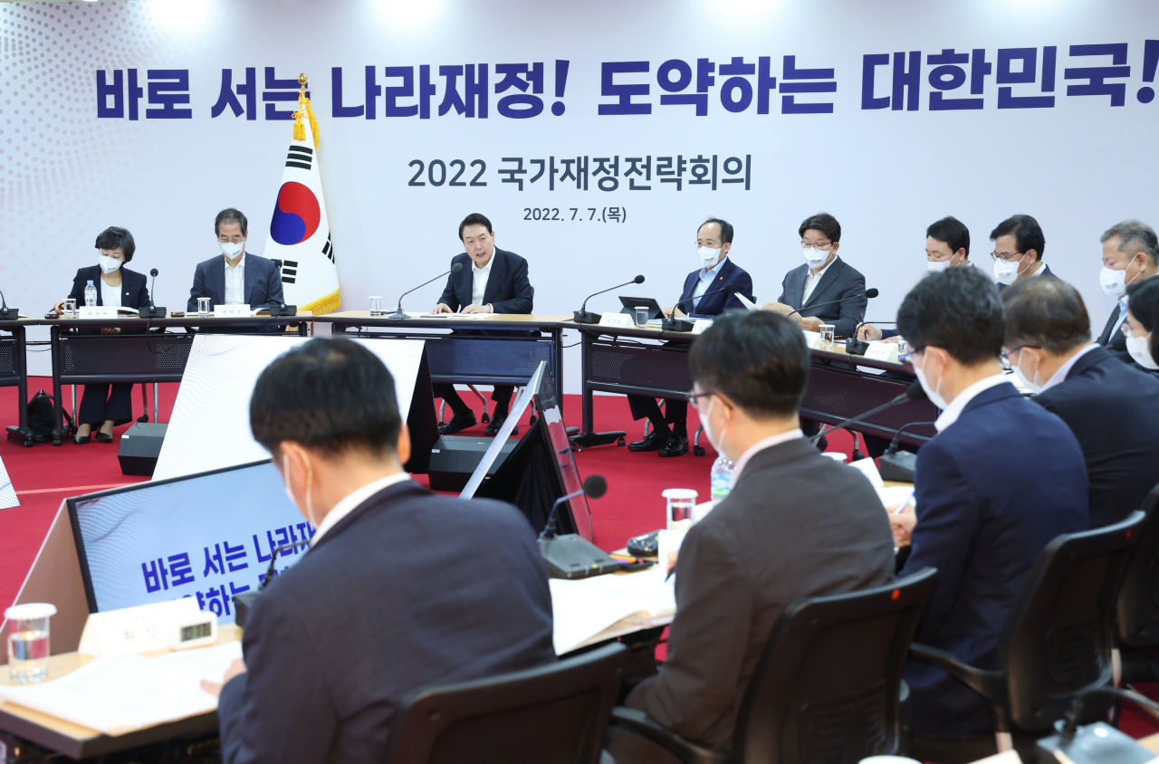 윤석열 대통령이 7일 오전 충북 청주시 충북대학교에서 새정부 5년간의 국가재정운용방향을 논의하는 2022 국가재정전략회의를 주재하고 있다. [연합]