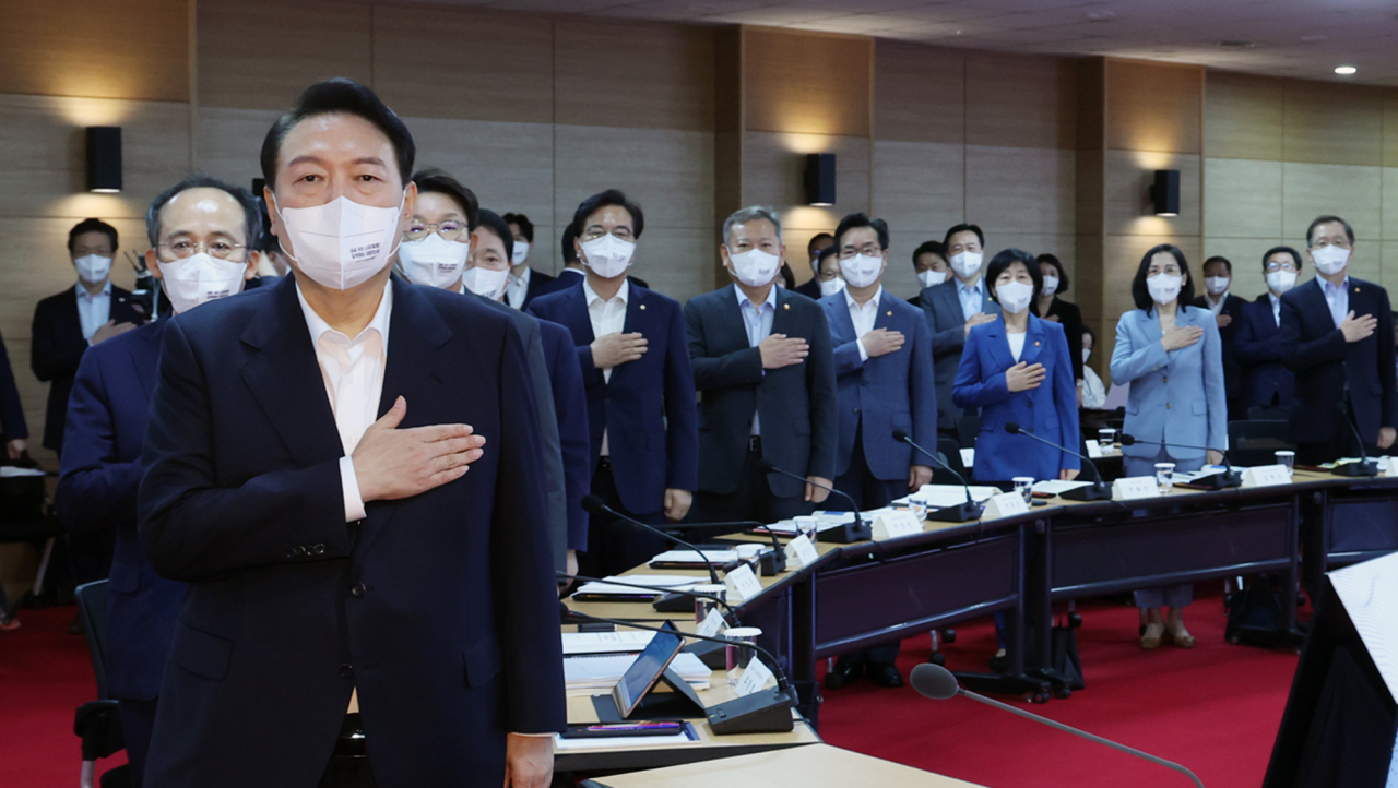 윤석열 대통령이 7일 오전 충북 청주시 충북대학교에서 열린 2022 국가재정전략회의에서 추경호 경제부총리 겸 기획재정부 장관(왼쪽)등 참석자들과 함께 국기에 경례를 하고 있다. [연합]